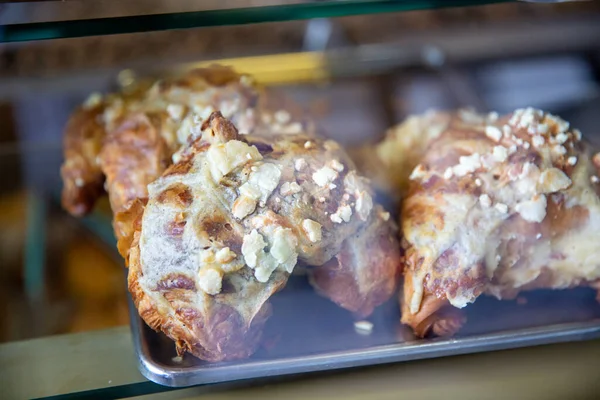 Opékaný Mandlový Croissant Pekárně — Stock fotografie