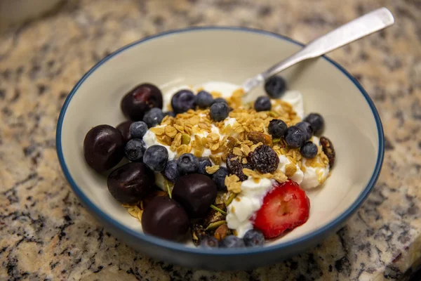 Joghurt Mit Müsli Und Obst Zum Frühstück — Stockfoto