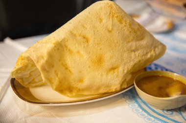 Düz ve katlanmış Roti Canai aperatif olarak