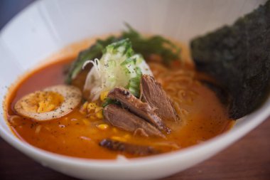 Baharatlı Japon eriştesi çorbası.