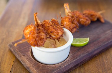 Hindistan cevizi ezmeli karides ve Pina Colada sosu.