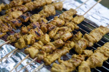 Izgarada ızgara tavuk satay.