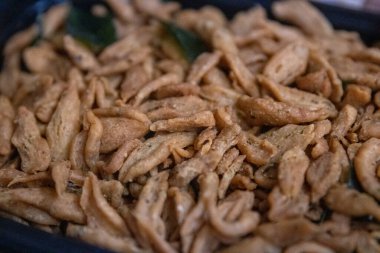 Sandviçe koymak için doğranmış tavuk eti.