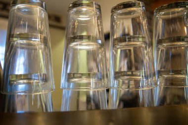 Çubukta boş bira bardakları var.