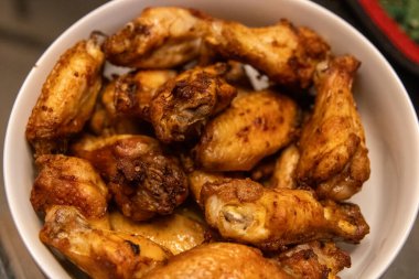 Futbol için hazır bir kasede kızarmış kanatlar.