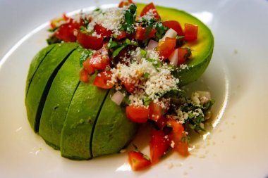 Cotija peynirli taze avokado salatası.