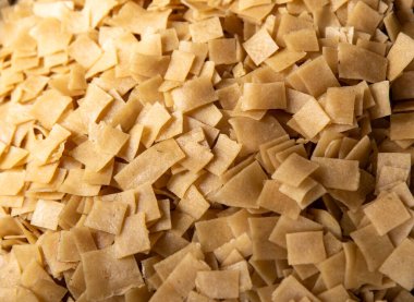 Vietnam cipsleri. Çiğ çiğ alınıp pişirilmeye hazır.