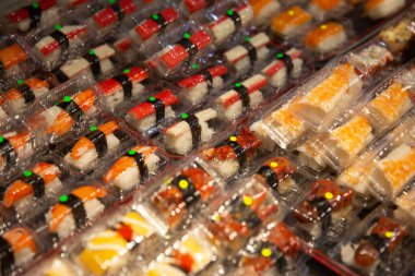 Bir sürü Mini suşi almak için sergileniyor.