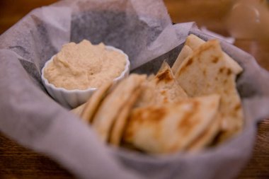 Başlangıç olarak bir sepet humus ve pide.