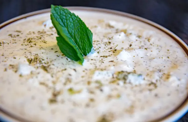 Nane soslu tzatziki yoğurdu.