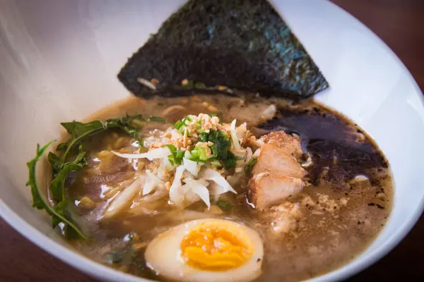 Japon Domuz Ramen 'ine tonkatsu ve sarımsak yağı deniyor.
