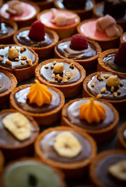 Diverses Tartelettes Colorées Dans Une Boulangerie — Photo