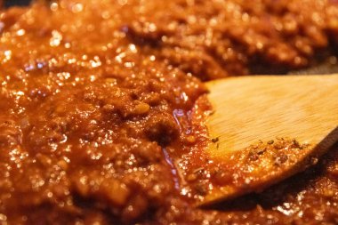 İtalyan yemeği için domates sosu karıştırıyorum.