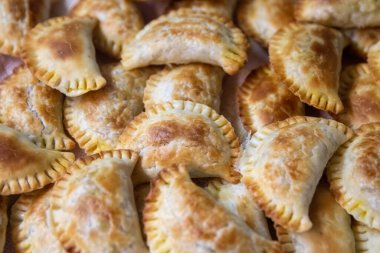 Kıtır kıtır körili börek.