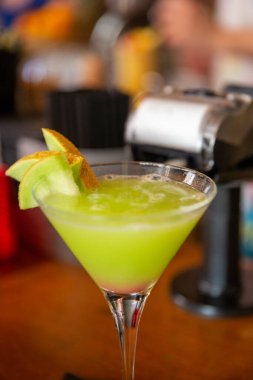 Elmalarla süslenmiş yeşil elmalı martini.