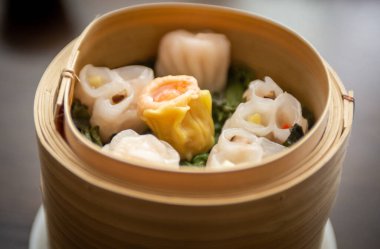 Çubuklu bir sepetin içinde buğulanmış Dim sum.