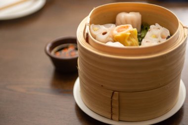 Çubuklu bir sepetin içinde buğulanmış Dim sum.