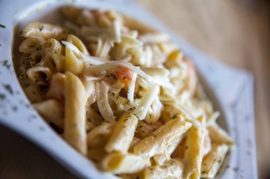 Karidesli Penne Alfredo yakından çek.