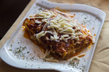 Ev yapımı lazanya tabağı ve servis edildi.