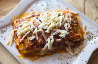 Ev yapımı lazanya tabağı ve taze.