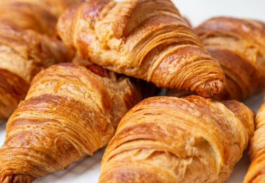 Taze pişmiş kruvasanları yakın çekim sıcak yenmeye hazır.