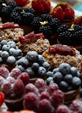 Çeşitli Petite Vibrant Meyveli Turtalar Bir pastane