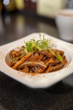 Bir Japon restoranında dilimlenmiş domuz kulağı aperatifi.