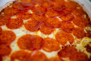 Pepperoni Pizza 'yı yakın plan pişir.