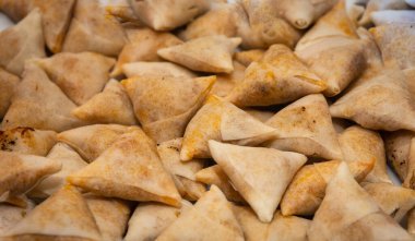 Aperatifler için taze Samosas fırını.
