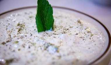 Nane yaprağıyla süslenmiş Orta Doğu Yoğurt sosu