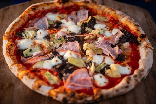 Bol peynirli jambon ve enginarlı pizza.