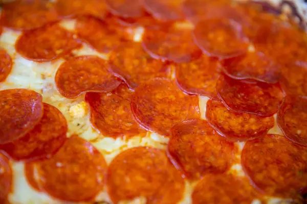 Vicino Pizza Salame Appena Sfornata — Foto Stock