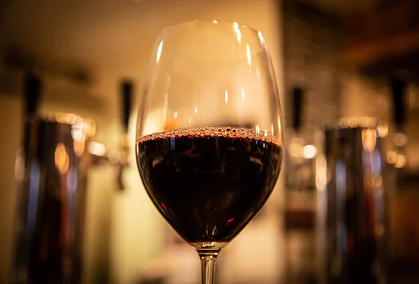 Copo Vinho Tinto Tiro Bar Centrado — Fotografia de Stock
