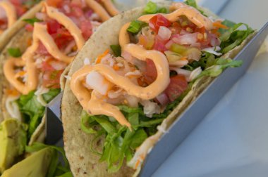 Chipotle soslu taco 'yu kapat.