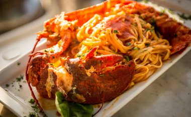 Maydanozlu ıstakoz ve makarna.