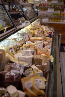 Bir markette bir sürü seçeneği olan peynir barı.