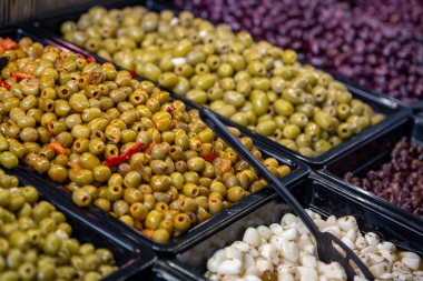 Aperatifleri karıştırmak için bir zeytin barı.