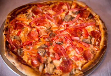 Tırmıktan yapılmış ev yapımı pizza.