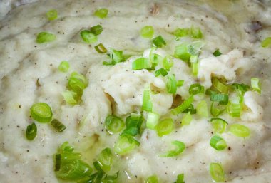 Kızarmış sarımsaklı patates püresi ve yeşil soğan.