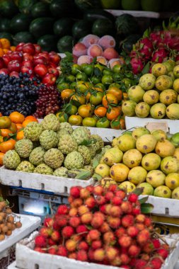 Marketteki Asya meyvelerinin çeşitliliği