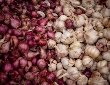 Sarımsak ve Shallots Arka planı ikiye bölünmüş