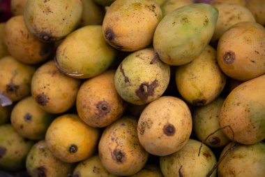 Meyve pazarında sergilenecek sarı mangolar