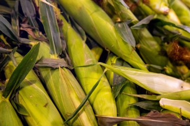 Markette bir avuç mısır kabuğu.