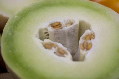 Honeydew Kavunu çekirdeği ikiye böldü