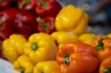 Markette organik çan biberleri