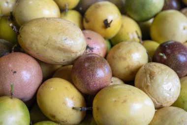 Çarkıfelek meyvesi market rafında sergileniyor.