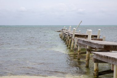 Kasırgadan sonra yıkılmış iskelenin yenilenmesi gerekiyor.