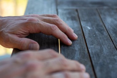 İnsanların elleri masanın üstünde, ilgilenilmeyi bekliyor.