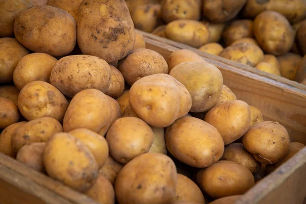 Markette satılık bir kasa patates.