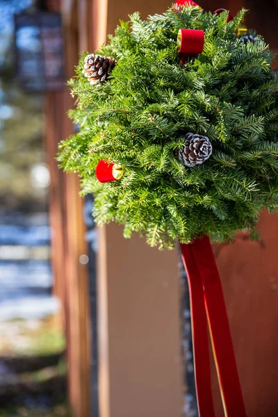 Açık havada Noel Öpüşme Balosu 'nda neredeyse hiç kar yok.